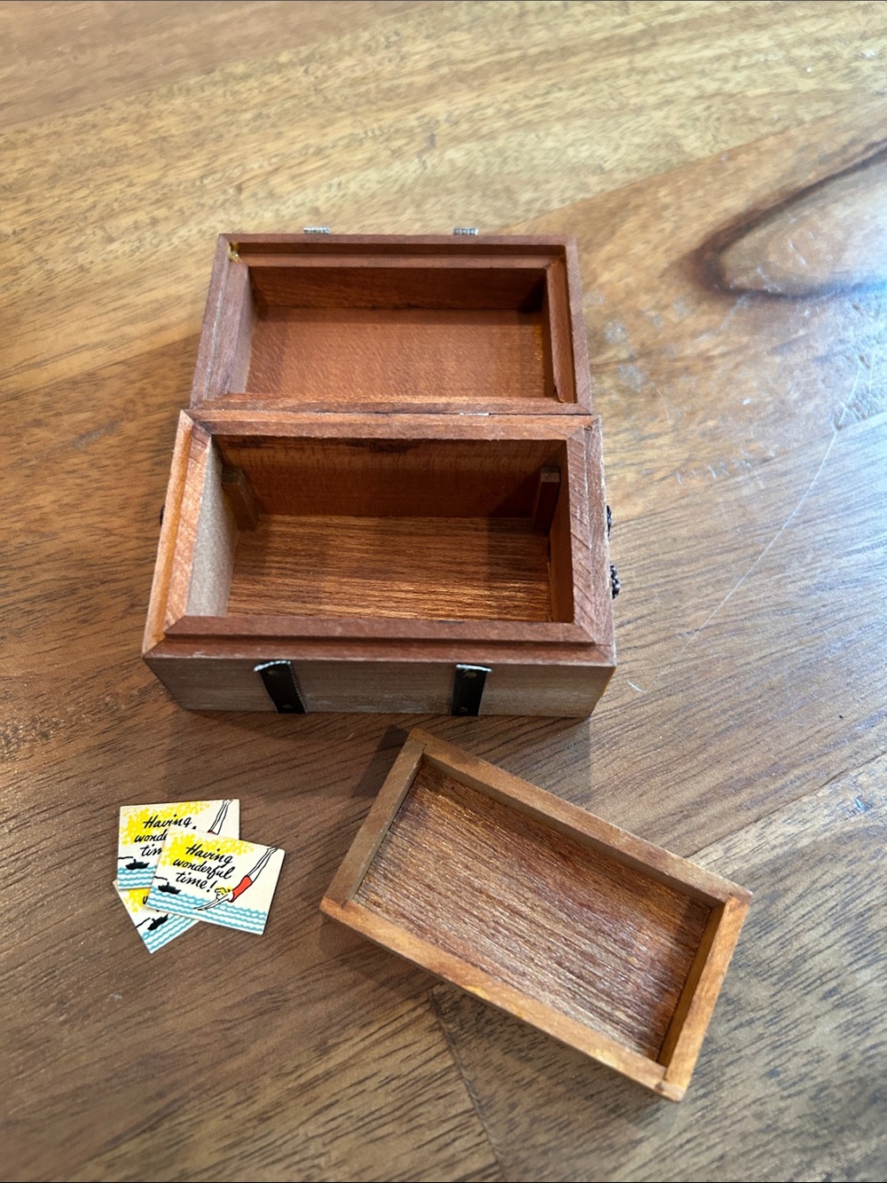 Vtg 1972 Reevesline Wooden Trunk, Dollhouse Furniture Lot of 4 - Picture 6 of 8